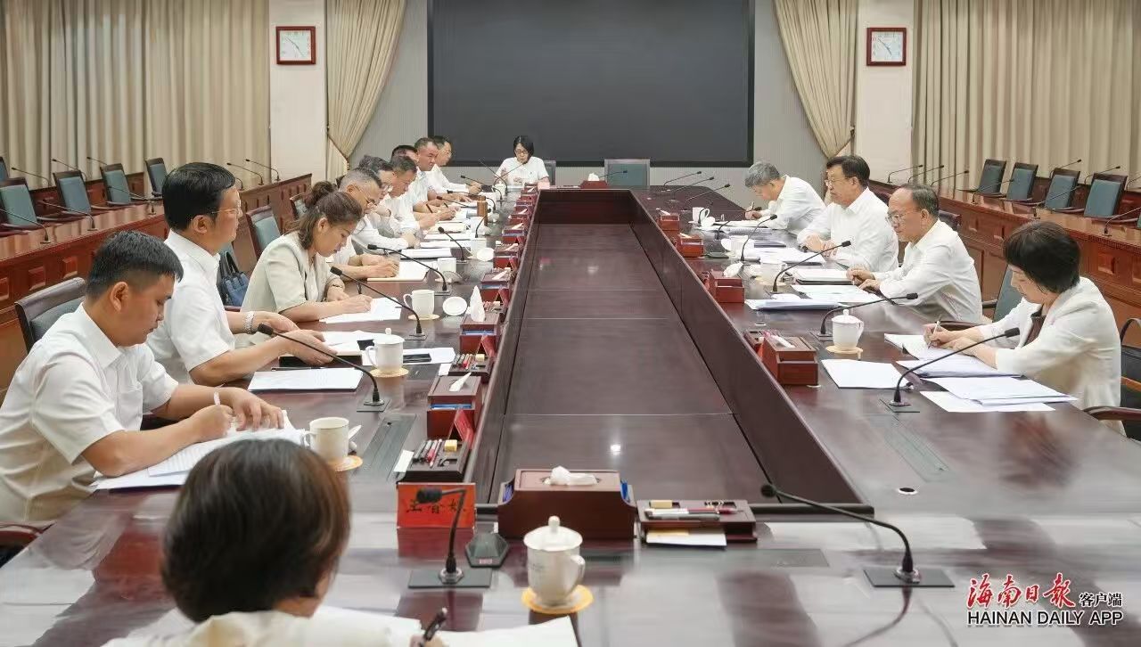 O conselho provincial estabeleceu e praticou a visão política correta de aprendizagem educação consultoria simpósio foi realizado Feng Fei participou e falou - Hainan Tai Oak Indústria Presidente Wang Xiaoling como representante da empresa foi convidado p